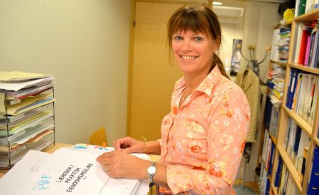 NEFs fagsjef Margrethe Røse Solli med korrekturen av ny lærebok.