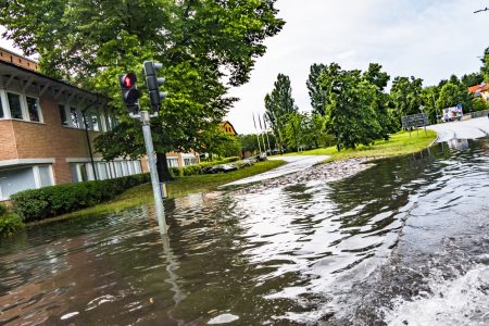 Et oversvømt veikryss i Stockholm etter mye regn