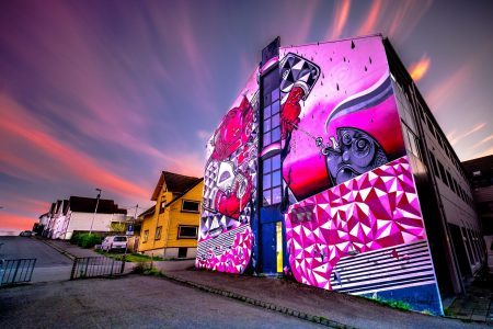 gatekunst på en bygning i Stavanger