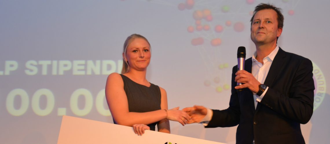 Jenny Marie Døli mottok NEF-HELP-stipendet 2015 av adm. dir. Johan Dolven i HELP Forsikring