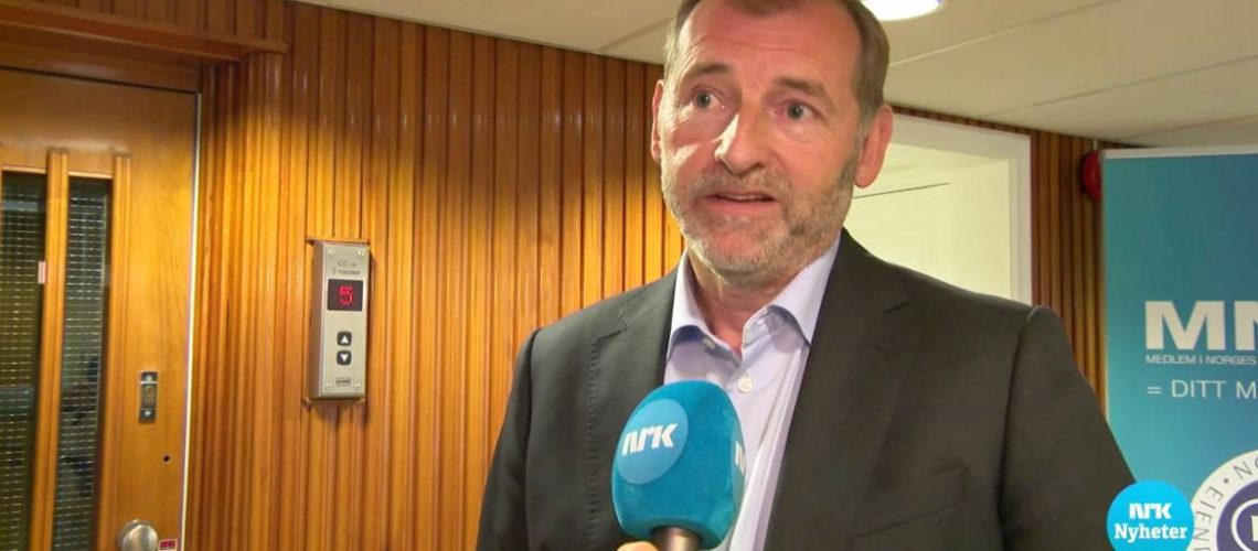 Carl O. Geving intervjues av NRK.